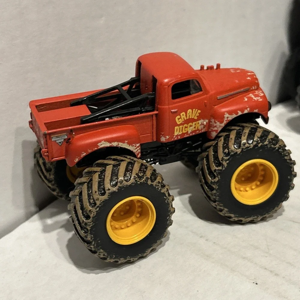 Red Grave‎ Digger Monster Jam Hot Wheels Truck 1/64 Diecast Metal B3